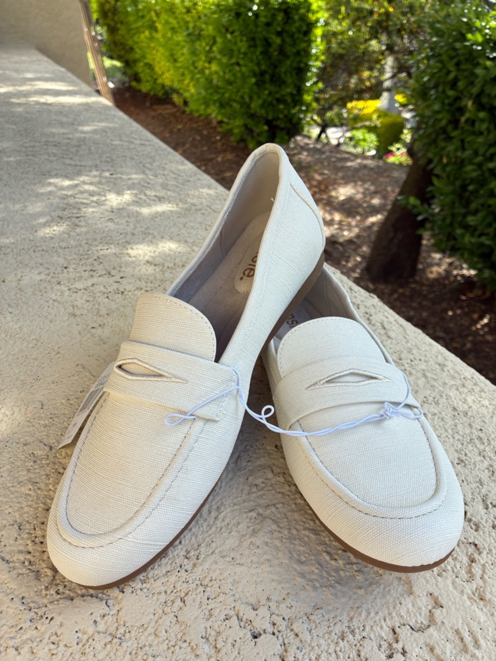Kenzie Yelena Women's Ivory Slip-On Loafers  Size 7 NWT